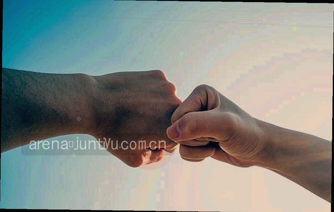层叠的刻度纸与网格纸纹理，边角有折痕，无文字