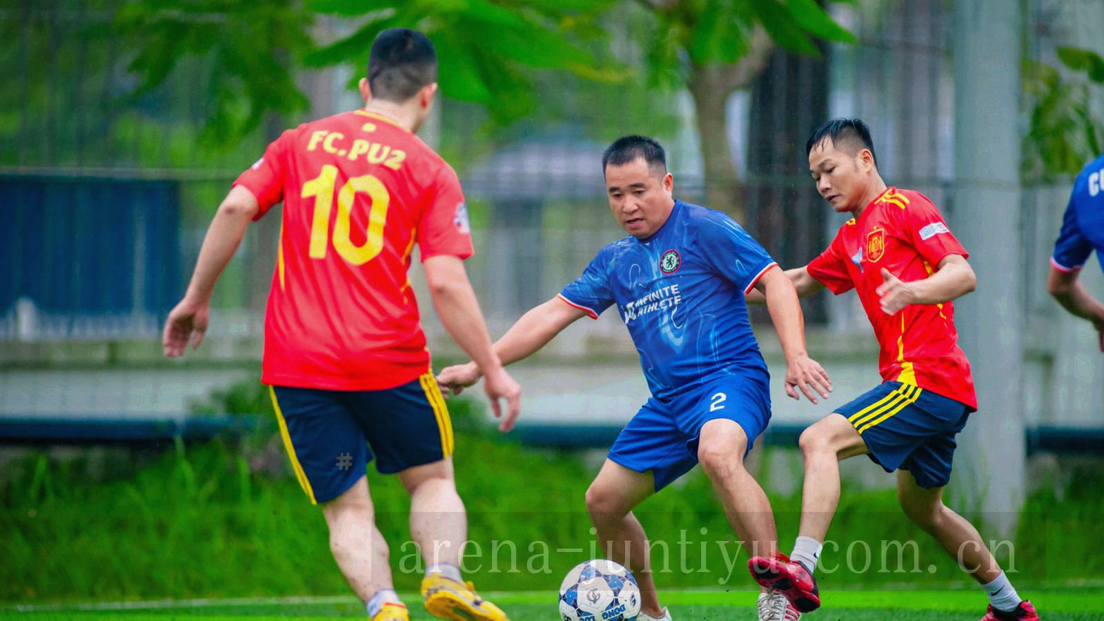 抽象的坐标网格与刻度线叠加纹理，军绿与沙色相交